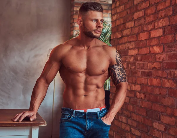 Retrato Hombre Fuerte Guapo Sin Camisa Con Cuerpo Musculoso Con — Foto de Stock