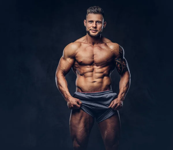 Porträt Eines Gutaussehenden Hemdlos Tätowierten Bodybuilders Mit Stylischem Haarschnitt Und — Stockfoto