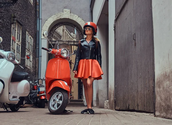 Een Sexy Blond Meisje Dragen Van Stijlvolle Kleding Zonnebrillen Helm — Stockfoto