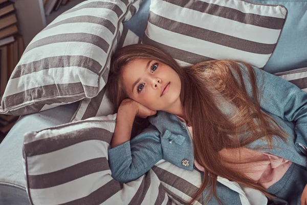 Retrato Uma Menina Bonito Com Cabelos Castanhos Longos Olhar Penetrante — Fotografia de Stock