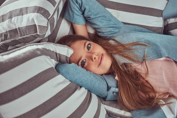 Portre Sevimli Bir Küçük Kızın Evde Kanepede Yatan Bir Kameraya — Stok fotoğraf