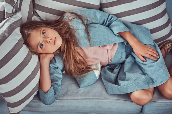 Retrato Una Linda Niña Cabello Castaño Largo Mirada Penetrante Mirando —  Fotos de Stock