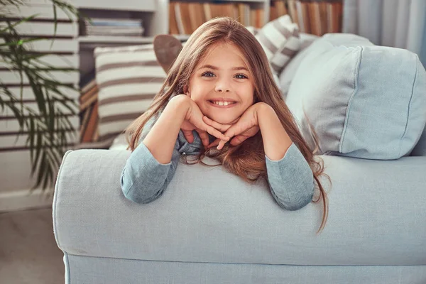 Uzun Kahverengi Saçlı Sevimli Küçük Bir Kız Portresi Piercing Göz — Stok fotoğraf