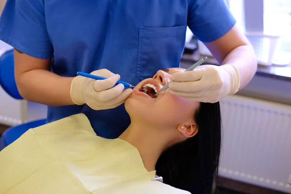 Tandläkare Händer Arbetar Ung Kvinna Patient Med Dental Verktyg — Stockfoto