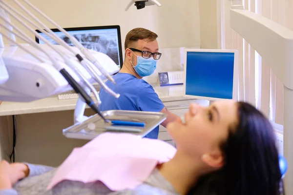 Piękna Brunetka Kobieta Czeka Podczas Dentysta Pracy Komputerze Odwiedź Stomatologia — Zdjęcie stockowe