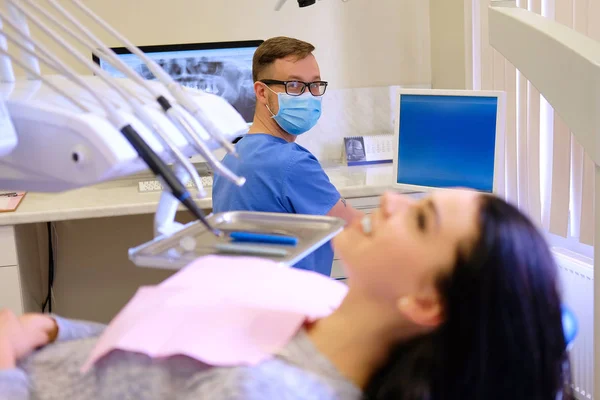 Beleza Morena Feminina Esperando Enquanto Dentista Trabalhando Computador Consulta Odontologia — Fotografia de Stock