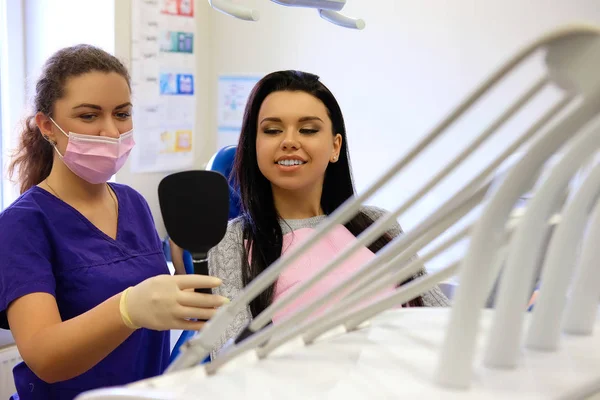 Dentista Feminina Mostrando Seus Pacientes Novos Dentes Através Espelho Armário — Fotografia de Stock