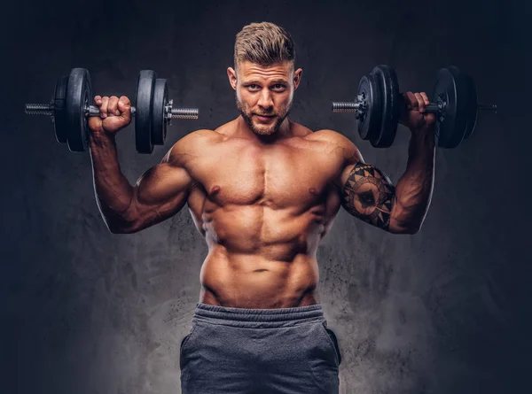 Krachtige Stijlvolle Bodybuilder Met Tatoeage Zijn Arm Doen Oefeningen Met — Stockfoto