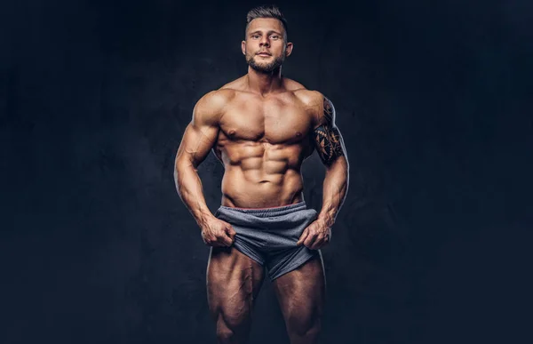 Retrato Belo Fisiculturista Sem Camisa Tatuado Com Corte Cabelo Elegante — Fotografia de Stock