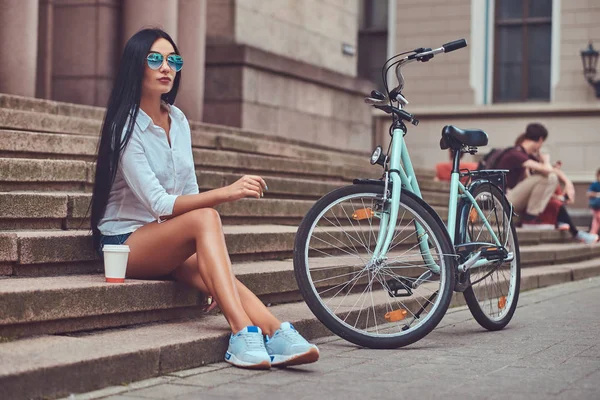 Eine Sexy Brünette Frau Mit Bluse Und Jeanshose Sonnenbrille Entspannt — Stockfoto