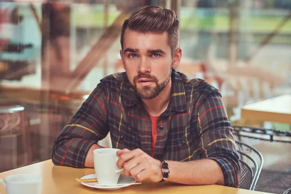 カフェでコーヒーを飲んでフリース シャツを着てスタイリッシュな散髪とひげ ハンサムなファッショナブルな男性 — ストック写真