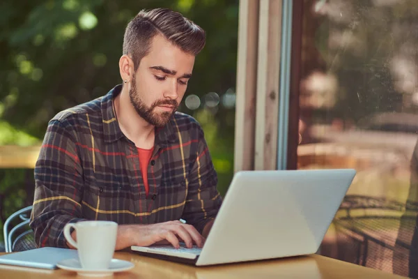 Een Knappe Modieuze Mannelijke Freelancer Met Stijlvolle Kapsel Baard Het — Stockfoto