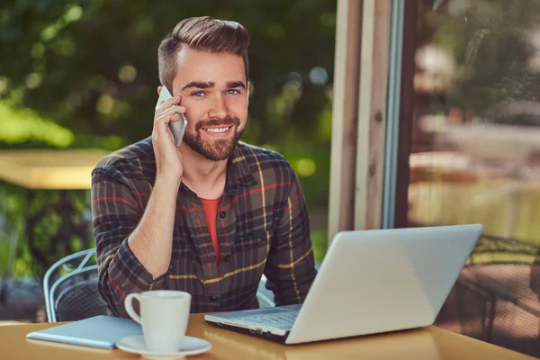 Bellissimo Sorridente Freelance Maschile Alla Moda Con Taglio Capelli Barba — Foto Stock