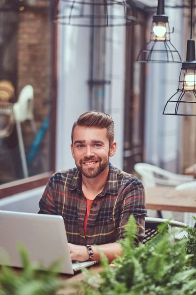 Portrét Usměvavé Mladé Freelancer Stylový Účes Plnovous Oblečený Fleecová Košile — Stock fotografie