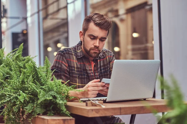 Portrét Mladé Freelancer Stylový Účes Plnovous Oblečená Košili Fleece Pomocí — Stock fotografie