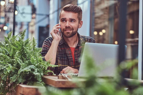 Portrét Mladé Freelancer Stylový Účes Plnovous Oblečená Košili Fleece Hovořit — Stock fotografie