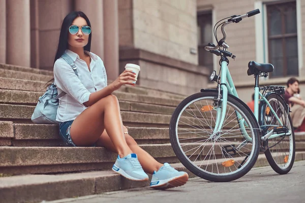 Eine Sexy Brünette Frau Mit Bluse Und Jeanshose Sonnenbrille Entspannt — Stockfoto