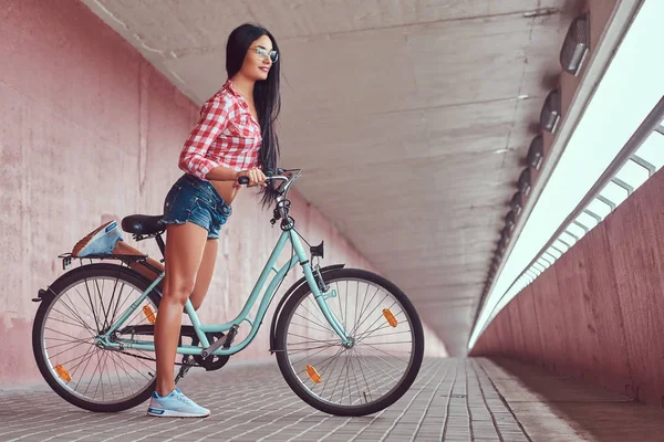 Sexig Leende Brunett Tjej Iklädd Rosa Flanell Skjorta Och Denim — Stockfoto