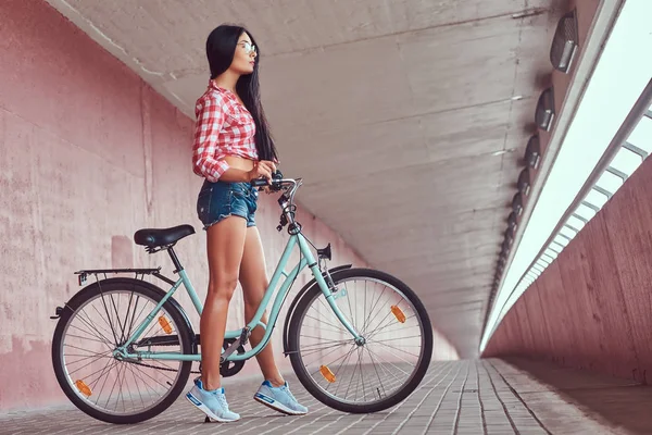 Sexig Snygg Brunett Tjej Iklädd Rosa Flanell Skjorta Och Denim — Stockfoto