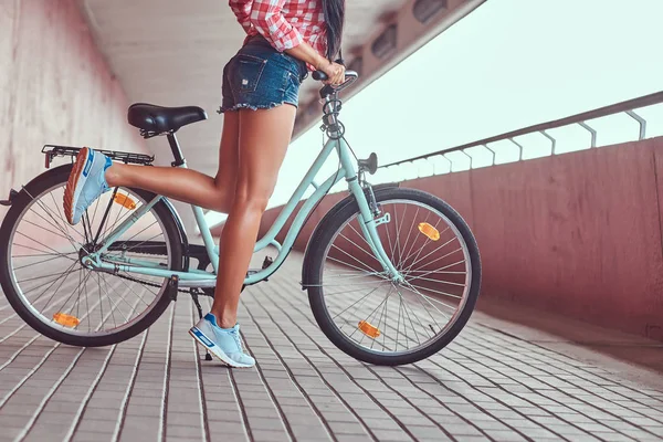 Närbild Släta Smal Kvinnliga Ben Blå Sneakers Nära Staden Cykeln — Stockfoto
