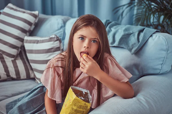 Retrato Una Linda Niña Con Pelo Largo Castaño Sentada Sofá — Foto de Stock