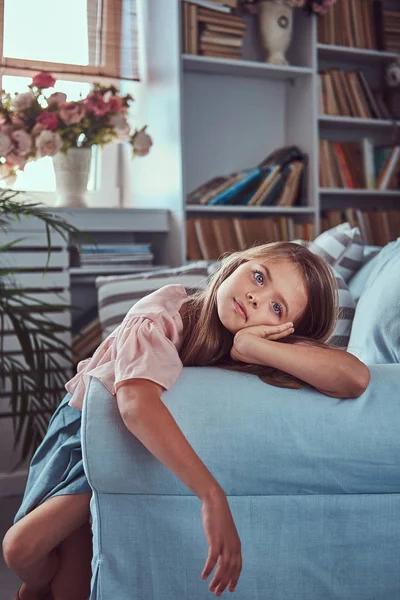 Retrato Una Linda Niña Cabello Castaño Largo Mirada Penetrante Mirando — Foto de Stock