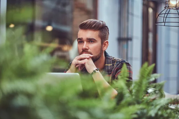 Portret Van Een Lachende Jonge Freelancer Met Stijlvolle Kapsel Baard — Stockfoto