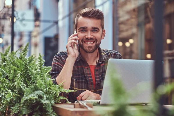 Retrato Jovem Freelancer Alegre Com Corte Cabelo Elegante Barba Vestido — Fotografia de Stock