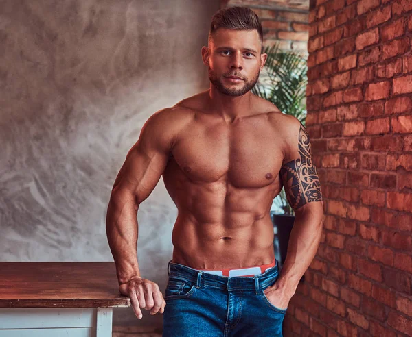 Retrato Hombre Fuerte Guapo Sin Camisa Con Cuerpo Musculoso Con — Foto de Stock