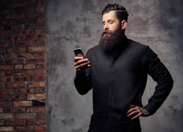 Retrato Guapo Hipster Barbudo Vestido Con Una Camisa Negra Usando —  Fotos de Stock