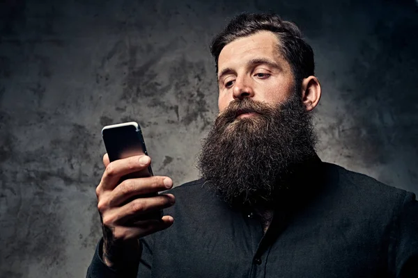 Retrato Guapo Hipster Barbudo Vestido Con Una Camisa Negra Usando —  Fotos de Stock