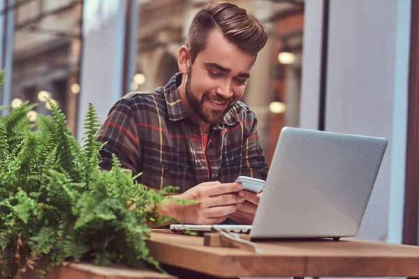 Portrét Usměvavé Mladé Freelancer Stylový Účes Plnovous Oblečená Košili Fleece — Stock fotografie