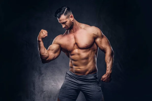 Retrato Hombre Enorme Sin Camisa Con Cuerpo Musculoso Con Corte —  Fotos de Stock