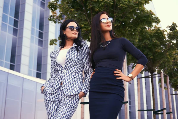 Portrait Two Business Women Dressed Stylish Formal Clothes Standing Downtown — Stock Photo, Image