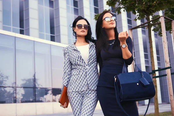 Portrait Two Business Women Dressed Stylish Formal Clothes Standing Downtown — Stock Photo, Image