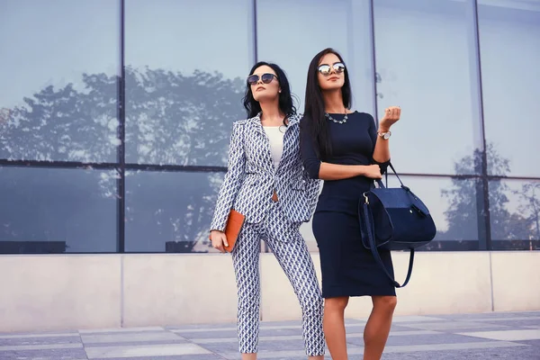 Porträtt Två Affärskvinnor Klädd Ett Elegant Formella Kläder Stående Centrum — Stockfoto