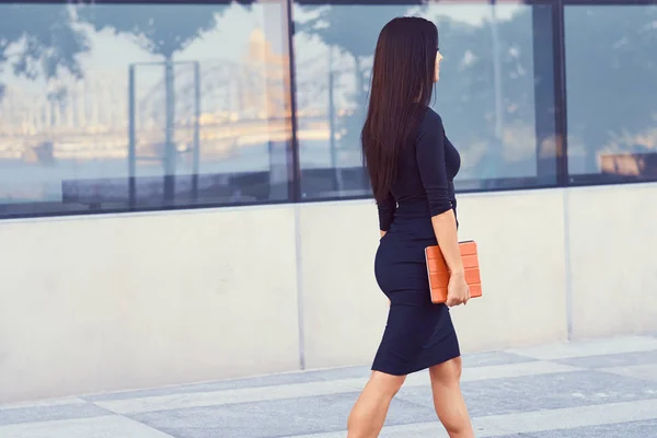 Sexy Brunette Businesswoman Dressed Black Formal Clothes High Heels Holds — Stock Photo, Image