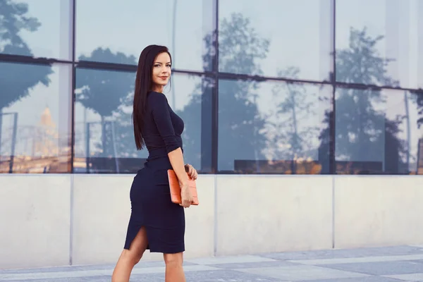 Sexy Bruneta Podnikatelka Oblečená Černé Formální Oblečení Vysoké Podpatky Drží — Stock fotografie