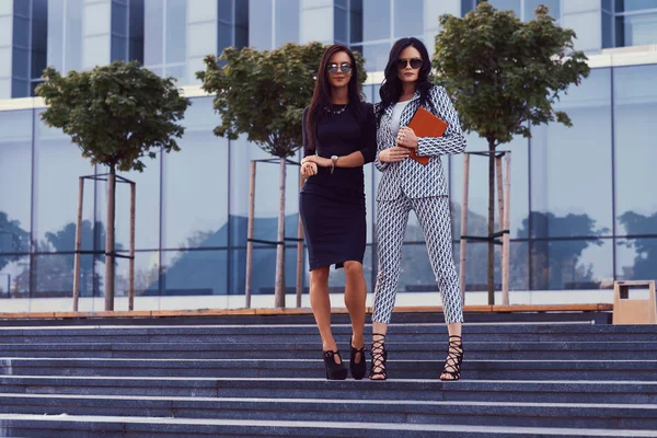 Portrait Two Businesswomen Dressed Stylish Formal Clothes Standing Steps Downtown — Stock Photo, Image