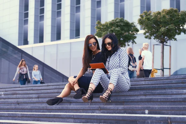 Porträt Zweier Geschäftsfrauen Eleganter Formaler Kleidung Die Auf Stufen Vor — Stockfoto