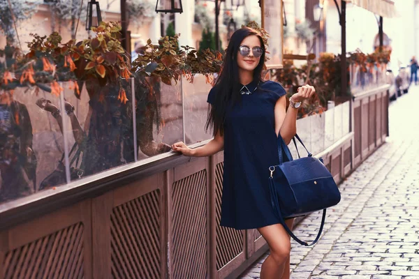 Smiling Sexy Brunette Wearing Stylish Black Dress Sunglasses Holds Black — Stock Photo, Image