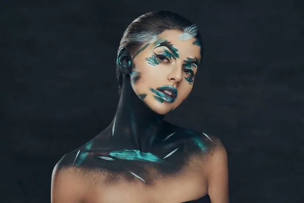 Mladá smyslná dívka s kreativní make-up. Modré a černé stíny namalované na její tvář. Koncepčně. — Stock fotografie