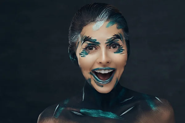 Een sensuele meisje met creatieve make-up. Blauwe en zwarte schaduwen geschilderd op haar gezicht. Conceptueel idee. — Stockfoto