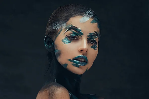Uma jovem sensual com maquiagem criativa. Sombras azuis e pretas pintadas em seu rosto. Ideia conceitual . — Fotografia de Stock