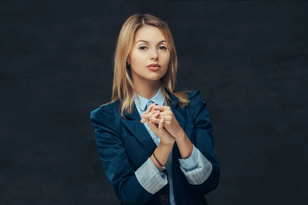 Portrét ženy, smyslná blondýna obchodní oblečený v formální oblek a modrou košili, pózuje v ateliéru. Na tmavém pozadí, samostatný. — Stock fotografie