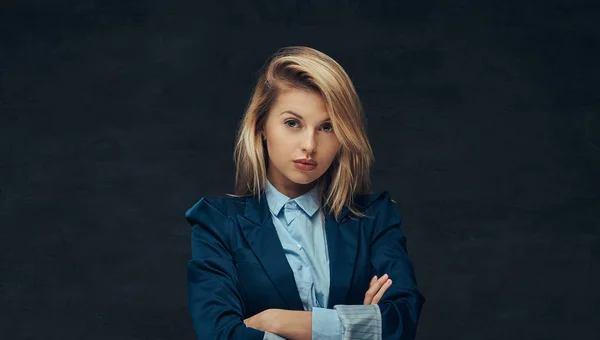 Porträt einer sinnlichen blonden Geschäftsfrau im formellen Anzug und blauem Hemd, die in einem Studio posiert. isoliert auf dunklem Hintergrund. — Stockfoto