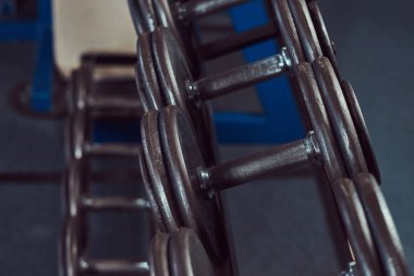 Siyah halter salonunda sayaçta görüntüsünü.
