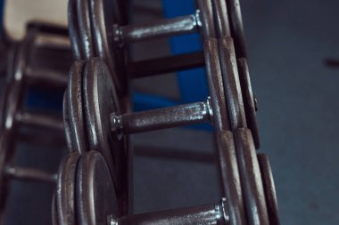 Siyah halter salonunda sayaçta görüntüsünü.