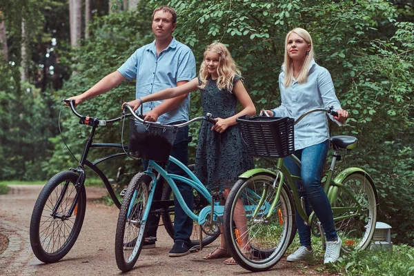 Attraktiv Familj Klädd Casual Kläder Cykeltur Med Sin Söta Lilla — Stockfoto