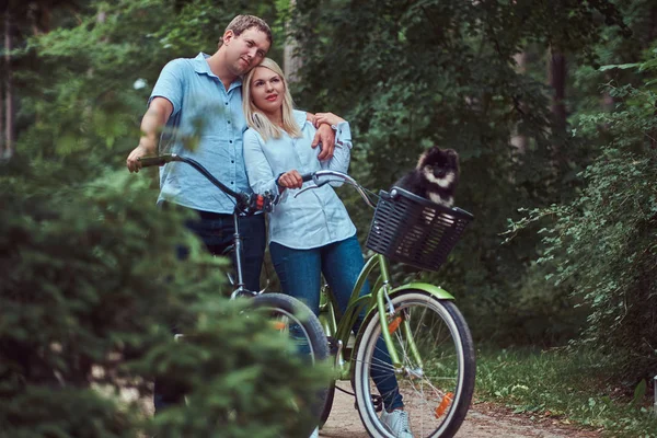 Ett Attraktivt Par Blond Kvinna Och Mannen Famn Klädda Casual — Stockfoto